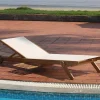 Ligstoel Met Meerdere Standen En Uitschuiftafeltje Tavira Van Acaciahout