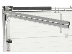 Sectionale Garagedeur Met Glad Effect En Centrale Witte Loopdeur Met Motor - Lavega
