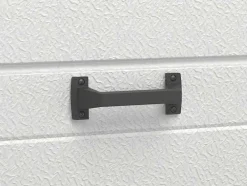 Sectionale Garagedeur Met Glad Effect En Centrale Witte Loopdeur Met Motor - Lavega